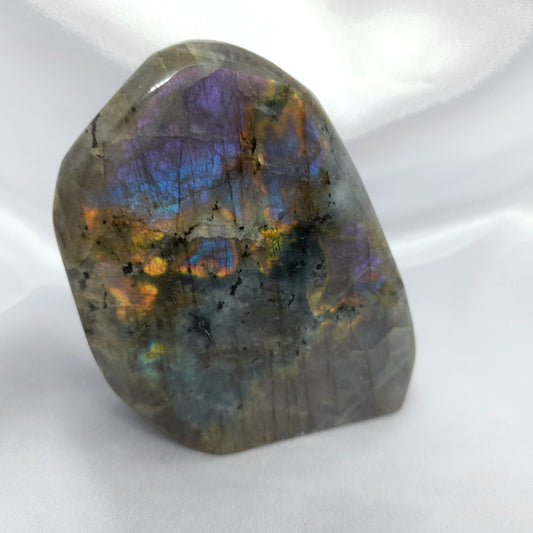 Labradorite Free Form: A powerful stone of protection, aiding in energy restoration and supporting self-healing. Measures roughly 8cm. Embrace the captivating energies of Labradorite in this unique and harmonious free form crystal.