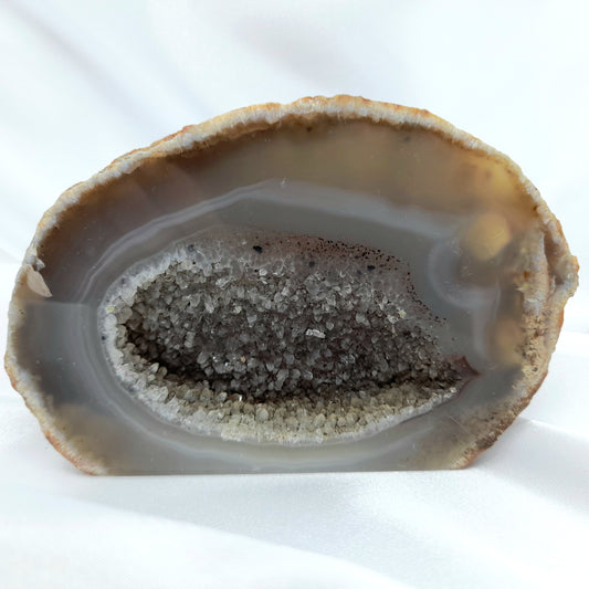 Grey Agate Crystal Cave, 8cm x 12cm: Transforms negative energy, cleanses aura, promotes concentration, and relieves anxiety. Holistic well-being.