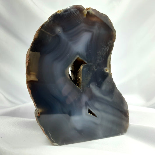 Agate Crystal Cave, 13cm high, 8cm wide. Healing vibes, positive energy. Decorate with beauty and balance for emotional well-being.