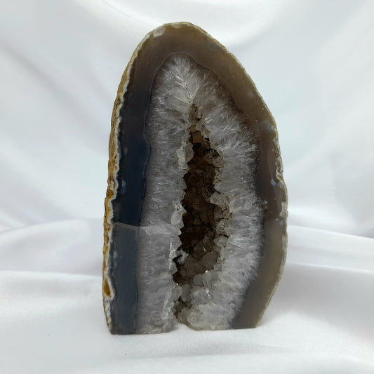 Agate Crystal Cave, 11cm high 6cm wide. Healing, positive vibes, emotional balance. Decorate with natural beauty and holistic energy.